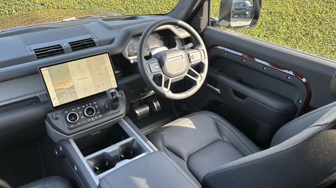 Land Rover Defender 5.0 P525 V8 90 Edition 3dr Auto Petrol Estate - Image 34